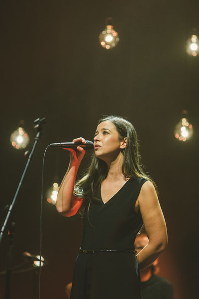 Severa Gjurin with the band <em>Foto: Jana Šnuderl</em>