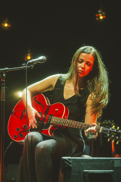 Severa Gjurin with the band <em>Foto: Jana Šnuderl</em>