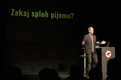 Miha Šalehar navdušil s premiero monokomedije Notranji pir <em>Foto: Urška Boljkovac</em>
